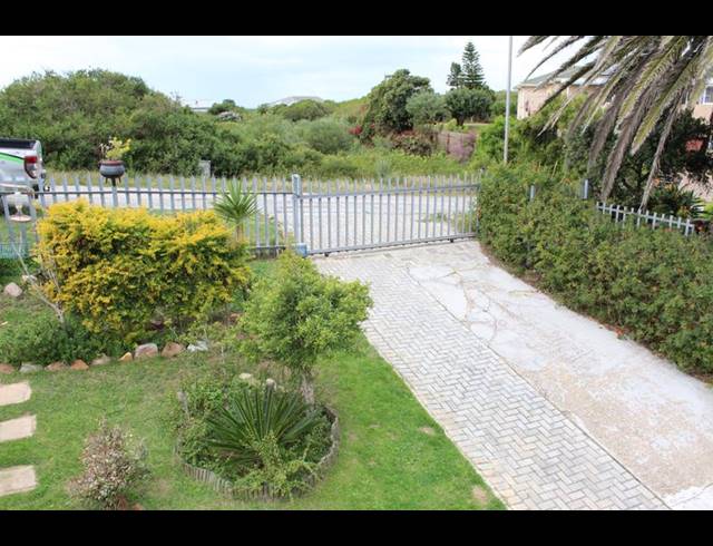6 BEDROOM HOUSE FOR SALE IN PARADISE BEACH